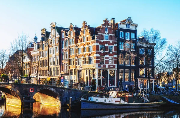 Amsterdam UNESCO Dünya Mirası sahasında Brouwersgracht ve Prinsengracht 'ın köşesindeki renkli geleneksel kanal evleri