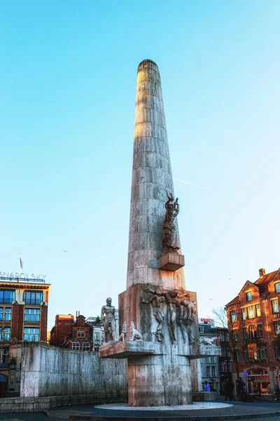 Amsterdam, Hollanda - 21 Aralık 2021: Baraj Meydanı 'ndaki Ulusal Anıt, 2. Dünya Savaşı' nın kayıplarını anmaktadır.