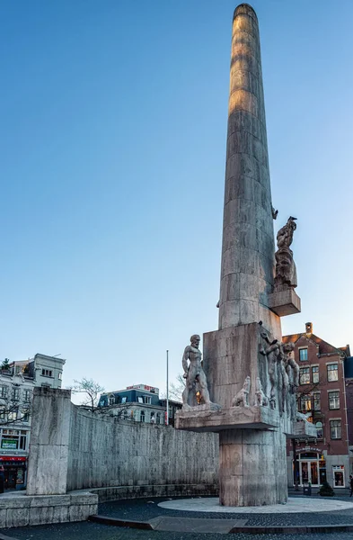 Amsterdam, Hollanda - 21 Aralık 2021: Baraj Meydanı 'ndaki Ulusal Anıt, 2. Dünya Savaşı' nın kayıplarını anmaktadır.