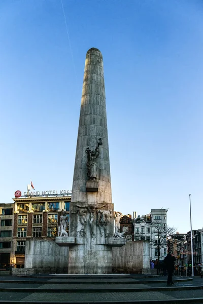 Amsterdam, Hollanda - 21 Aralık 2021: Baraj Meydanı 'ndaki Ulusal Anıt, 2. Dünya Savaşı' nın kayıplarını anmaktadır.