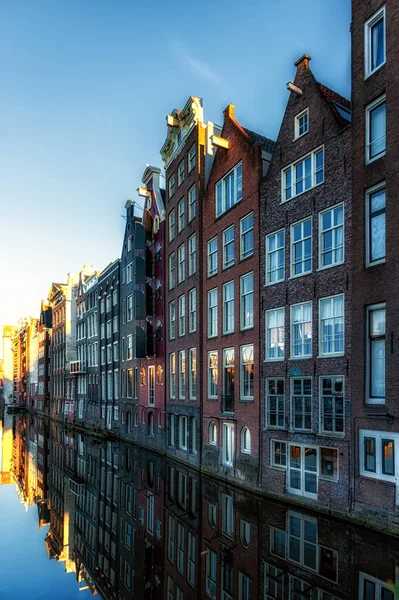Amsterdam City Scene Typické Holandské Domy Jejich Odraz Kanálu Staré — Stock fotografie