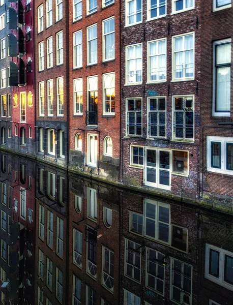 Amsterdam City Scene Típicas Casas Holandesas Reflejo Canal Antiguas Casas — Foto de Stock