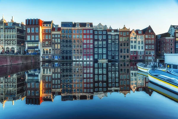 阿姆斯特丹市的风景 典型的杜奇式住宅及其在运河中的反映 荷兰阿姆斯特丹市中心一条运河边的17世纪和18世纪的砖房 — 图库照片