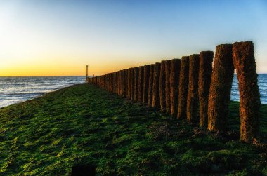 Cadzand, Nethlerand sahillerinde dalga kırıcılar.