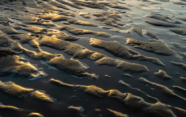 Pôr Sol Colorido Junto Mar Com Belo Padrão Ondas — Fotografia de Stock