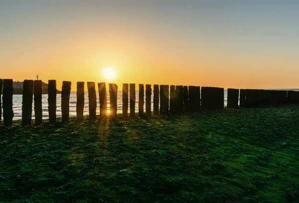 Vlnolamy Pláži Zeelandu Při Západu Slunce — Stock fotografie