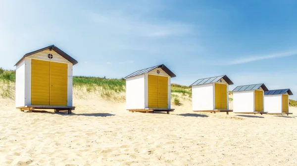 Каюты Пляже Cadzand Bad Нидерланды — стоковое фото
