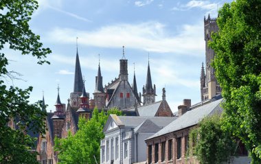 Groenerei Kanalı ve eski Bruges mimarisi güneşli bir günde, Belçika