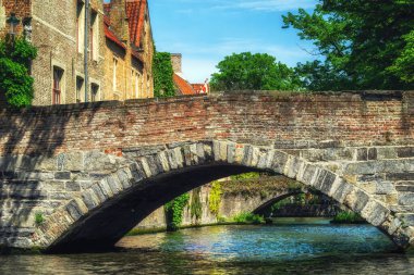 Bruges Belçika 'daki Groenerei Kanalı üzerindeki köprü..