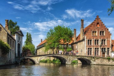 Su kanalı ile eski köprü ve Ortaçağ evleri Begijnhof, Bruges, Belçika.