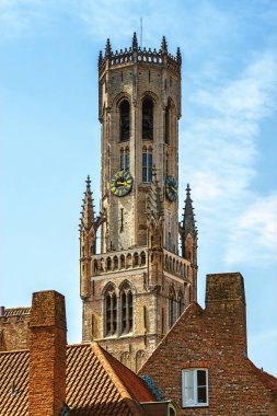 Belçika 'nın Flanders kentindeki tarihi Bruges kasabasında Belfort olarak bilinen çan kulesinin manzarası..