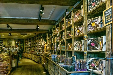 Bruges, Belçika - 15 Mayıs 2022: Bruges 'deki Belçika çikolata dükkanı, pazar meydanındaki klasik butik dükkanı