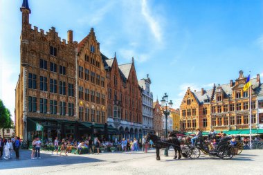 Bruges, Belçika - 15 Mayıs 2022: Bruges, Belçika 'da Güzel Pazar Meydanı (Markt).