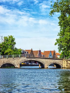 Bruges, Belçika 'daki su kanalı şehrin adını aldığı köprüleri gösteriyor.