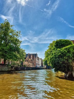 Bruges, Belçika 'da geleneksel kırmızı tuğla evler ve kanallar