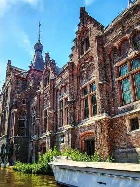 Brüksel 'de kiremitli çatıları olan geleneksel renkli Belçika evleri.