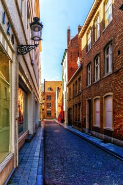 Bruges, Belçika 'daki Tuğla Evler Arasındaki Boş Orta Çağ Sokağı