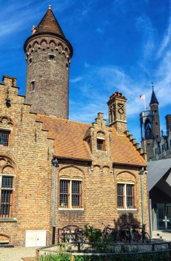 Sarmaşıkla kaplı eski bir kule (Brugge, Belçika)