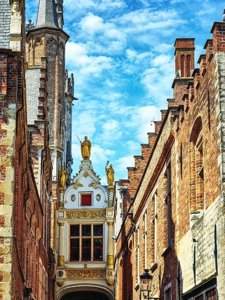Belçika Brugge Iki Tipik Flaman Binasını Altın Heykel Detaylarla Birleştiren — Stok fotoğraf