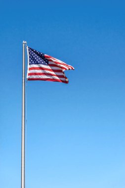 Derin Mavi Gökyüzüne karşı Rüzgarda Dalgalanan Amerikan Bayrağı.