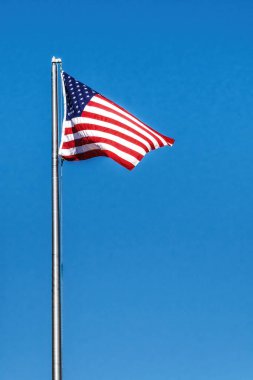 Derin Mavi Gökyüzüne karşı Rüzgarda Dalgalanan Amerikan Bayrağı.