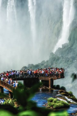 Turistler Iguazu Falls, Brezilya ve Arjantin sınırındaki dünyanın en büyük Doğa harikaları.