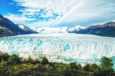 Perito Moreno Buzulu, Arjantin 'in Santa Cruz eyaletindeki Los Glaciares Ulusal Parkı' nda bulunan bir buzuldur. Arjantin Patagonya 'sındaki en önemli turistik merkezlerden biridir..