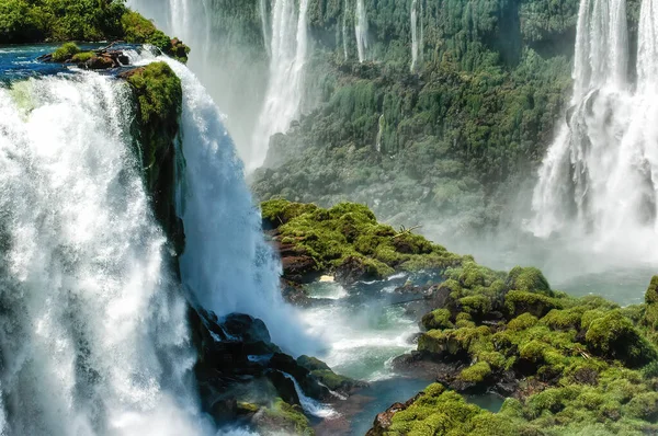 アルゼンチン国立公園から見たイグアスの滝の一部 — ストック写真