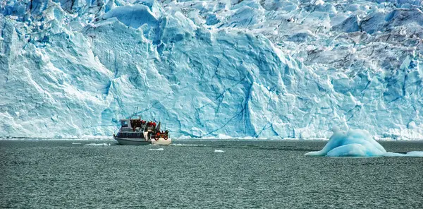 Plavební Loď Před Ledovcem Perito Moreno Patagonii Argentina Jižní Amerika — Stock fotografie