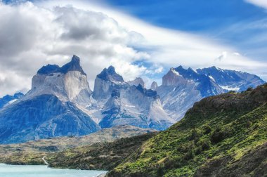 Torres del Paine Ulusal Parkı 'nın gün batımı manzarası. Torres del Paine, Güney Patagonya, Şili 'de dağları, buzulları, gölleri ve nehirleri kapsayan ulusal bir parktır..
