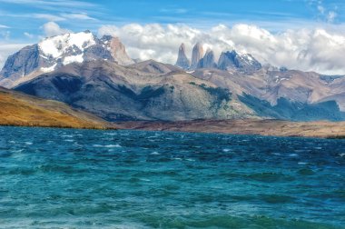 Torres del Paine Millî Parkı görünümü. Torres del Paine dağlar, buzullar, göller ve nehirler Güney Patagonya, Şili'deki kapsayan bir Milli Parkı olduğunu.