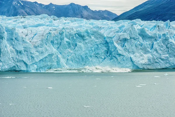 Ice Calving Giant Chunk Ice Breaking Magnificent Perito Moreno Glacier — Stockfoto