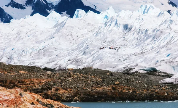 Tourists Trekking Perito Moreno Glacier Los Glaciares National Park Calafate — Φωτογραφία Αρχείου