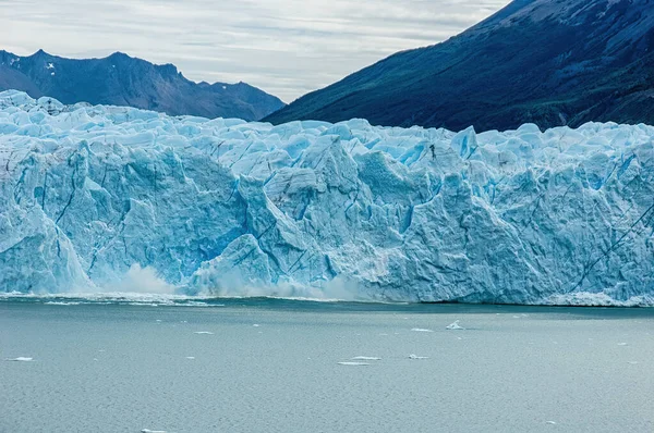 Ice Calving Giant Chunk Ice Breaking Magnificent Perito Moreno Glacier — 图库照片