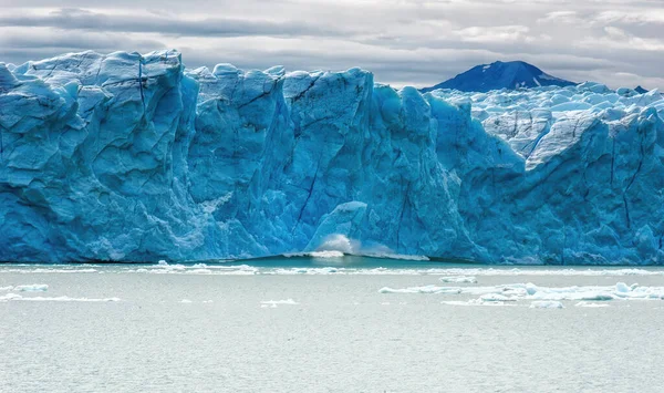 Ice Calving Giant Chunk Ice Breaking Magnificent Perito Moreno Glacier — стоковое фото