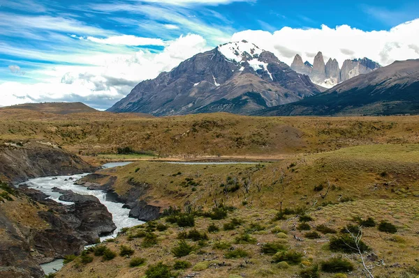 Paine Grande Cuernos和Torres Del Paine的山峰 以及智利巴塔哥尼亚Natales港附近Serrano河的绿松石冰川水 — 图库照片