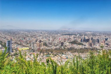 Santiago del Şili, hava atışı. Şehirden gökyüzü manzarası.