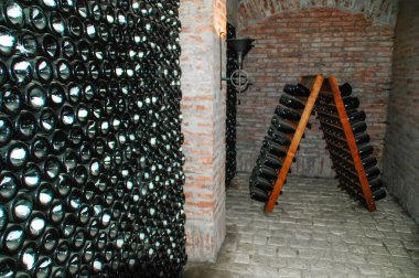 Şarap şişeleri mahzende, Şaraphane