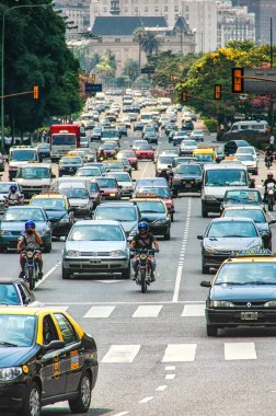Buenos Aires, Arjantin - 22 Şubat 2008: Buenos Aires semalarında trafik ve trafik.