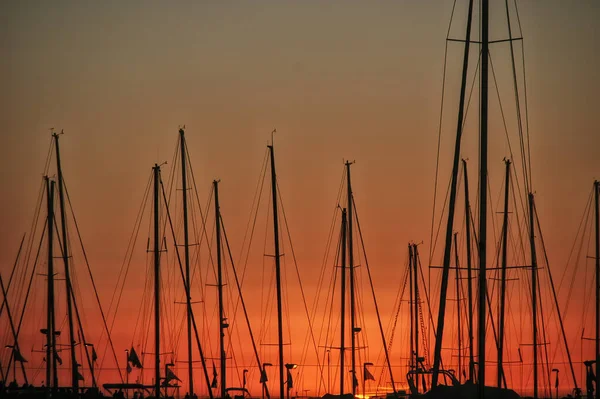 Pôr Sol Dourado Sobre Marina Com Mastros Veleiro Silhueta — Fotografia de Stock