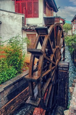 Lijiang Eski Kasabası 'ndaki dev su çarkları Çin' deki en eski sulama aracıdır. Turistler için önemli ve popüler bir yer. Lijiang, Yunnan,