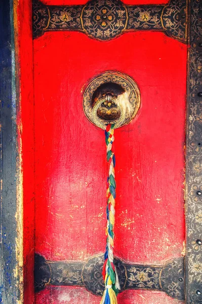 Tibetan style Chinese knot as a bolt and bell