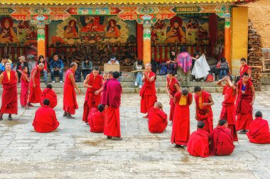 Shangri la, Tibet - 28 Ağustos 2007: Songzanlin Tapınağında dinlenen Budist Tibet keşişleri ayrıca Ganden Zirvesi Manastırı olarak da bilinir. Shangri la, Yunnan ili, Çin.
