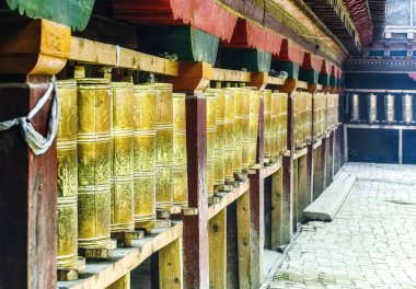 Tibet Budist sembollü altın tekerlekler Şangri-La, Yunnan, Çin