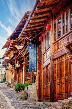 Shangri-la, Yunnan, Çin - 28 Augustus, 2007: Şangri-la 'daki eski kasabadaki ahşap evler Tibet usulü oyulmuş unsurlarla evlerin pencere ve kapılarını süsledi