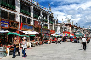 Lhasa Tibet, Çin - 29 Augustus, 2007: Çin 'in Yunnan Eyaleti' nde Şangri-La veya Zhongdian 'da eski bir kasaba