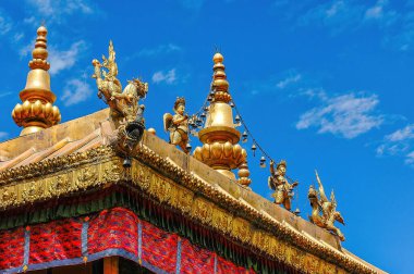 Tibet, Lhasa 'daki Jokhang Tapınağı' nın altın çatıları. Tapınak tüm Tibet Budizmi 'ndeki en kutsal tapınaktır ve hemen hemen her Tibetli hayatlarında bir kez o bölgeye hacca gider..