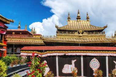 Tibet, Lhasa 'daki Jokhang Tapınağı' nın altın çatıları. Tapınak tüm Tibet Budizmi 'ndeki en kutsal tapınaktır ve hemen hemen her Tibetli hayatlarında bir kez o bölgeye hacca gider..