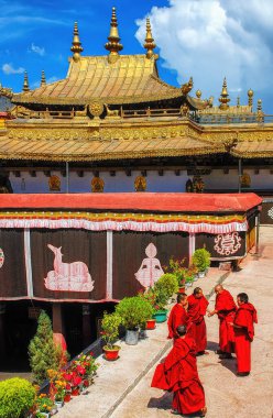 Lhasa Tibet, Çin - 30 Augustus, 2007: Lhasa 'da Keşişlerle birlikte ünlü Budist Tapınağı Jokhang