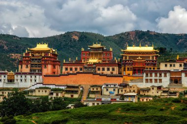 Songzanlin Tapınağı aynı zamanda Ganden Zirve Manastırı olarak da bilinir, Yunnan 'ın Zhongdian şehrinde (Şangri-La) bir Tibet Budist manastırı.